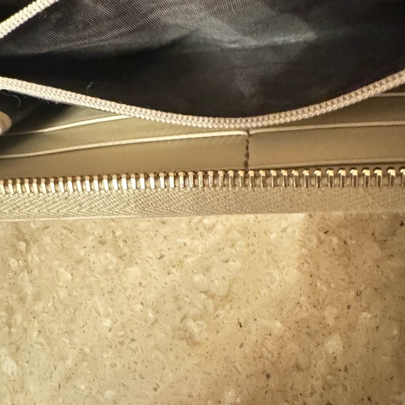 Rare Gucci Guccissima Zip Around Wallet in Off White / Taupe - Picture 9 of 13